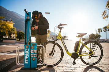 COLONNINA MANUTENZIONE BICICLETTA  - UTILE, SEMPLICE E AMICA DELL’AMBIENTE